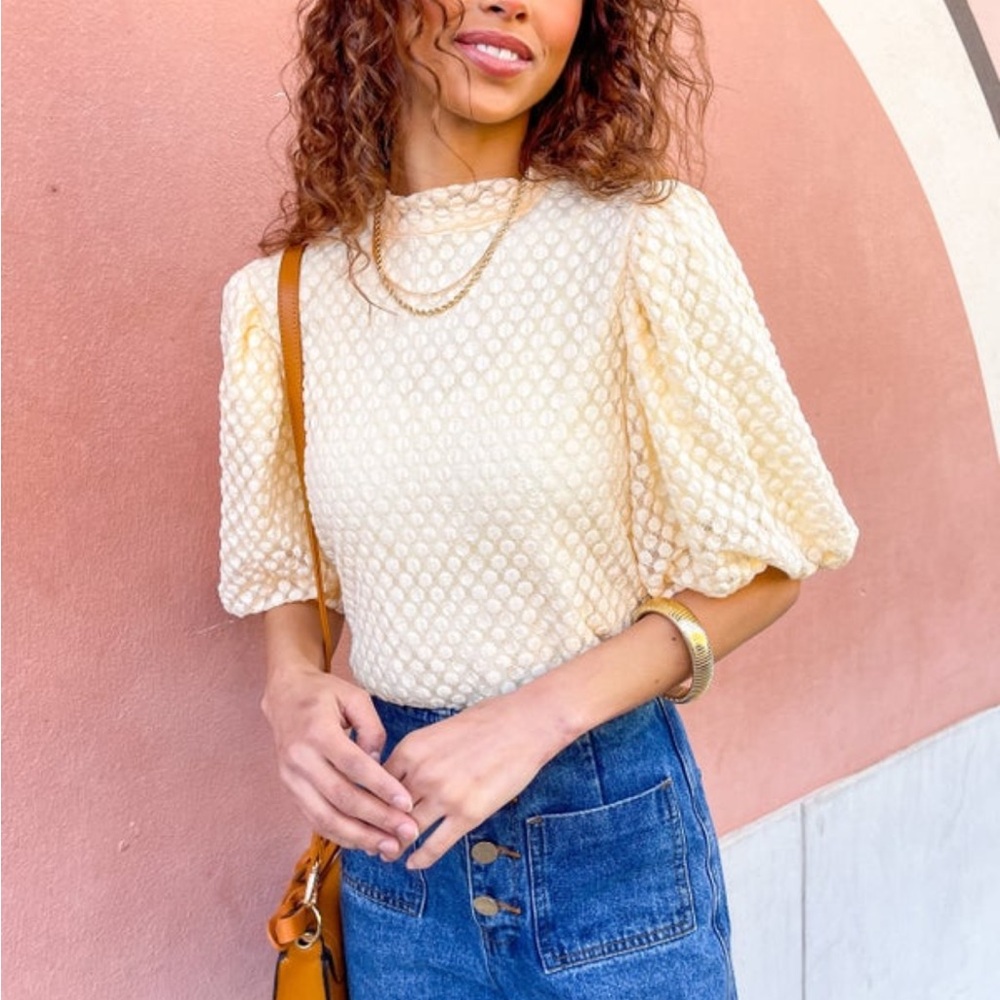 😊NEW😊Women’s Elegant Buttery Yellow Puff  Sleeve Top, Size Large